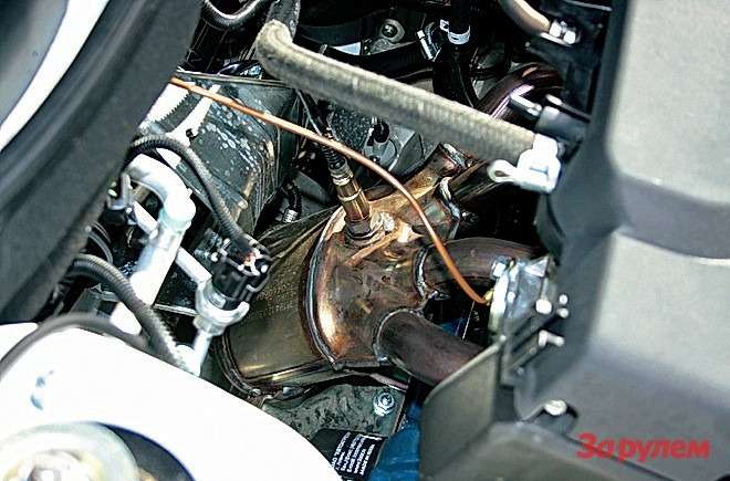 (-) На «Калине» выпуск располагается позади двигателя. Катколлектор, расположенный вблизи моторного щита, пышет жаром, требуя термо- и шумоизоляции, а короткая приемная труба более склонна к растрескиванию.