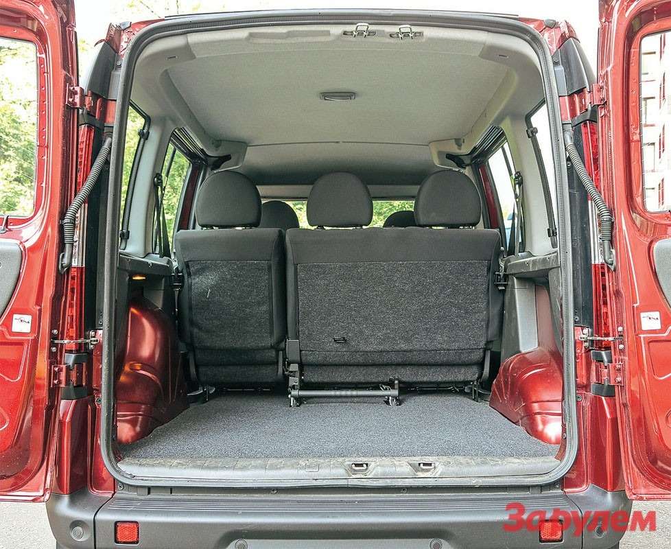 Распашные двери грузового отсека «Добло» открывают доступ к 750-литровому багажнику.