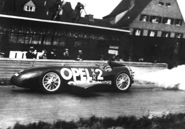scenes-from-opels-history--fritz-von-opel-breaks-the-land-speed-record-in-the-opel-rak2-1928_100375549_m
