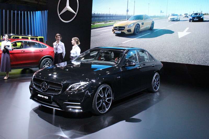 Стенд или шоу-рум: Mercedes-Benz E-класса и все-все