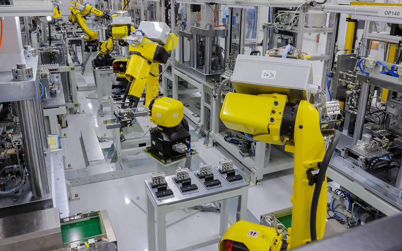 Автоматическая сборочная линия: роботы работают без участия человека.