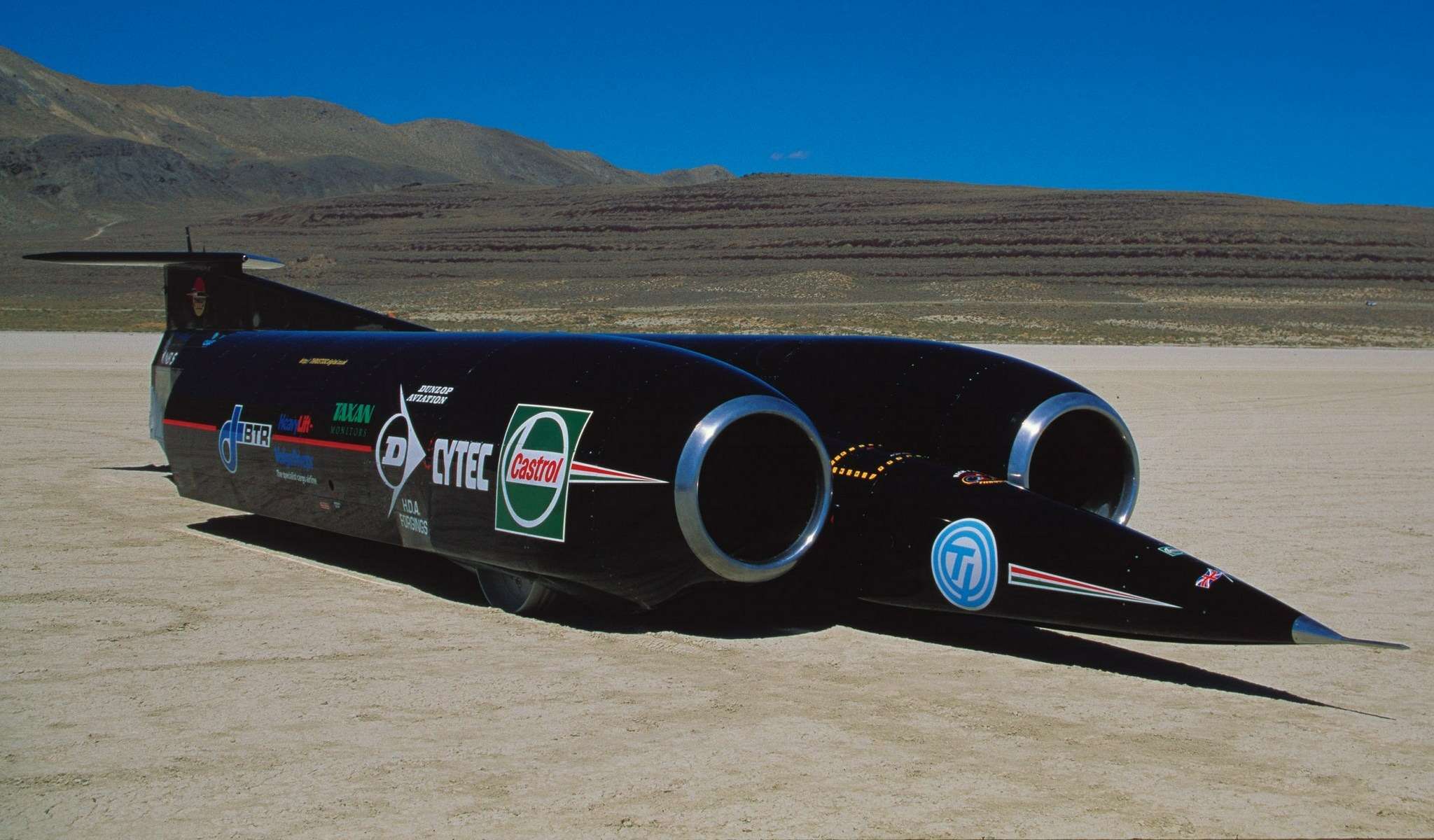 Это автомобиль Thrust SSC, на котором 15 октября 1997 года Энди Грин установил действующий мировой рекорд наземной скорости на пилотируемом транспортном средстве – 1227,985 км/ч.
