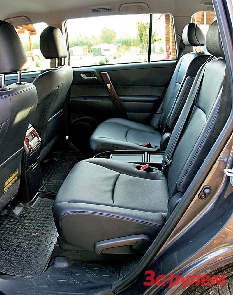 Toyota Highlander: Трехместное заднее сиденье можно превратить в два индивидуальных кресла с подлокотниками. Только алгоритм раскладки не прозрачен, в первый раз придется помучиться или воспользоваться инструкцией. 