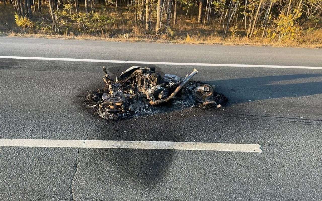 Байкер влетел в автомобиль, мотоцикл сгорел дотла (видео) — фото 1284276