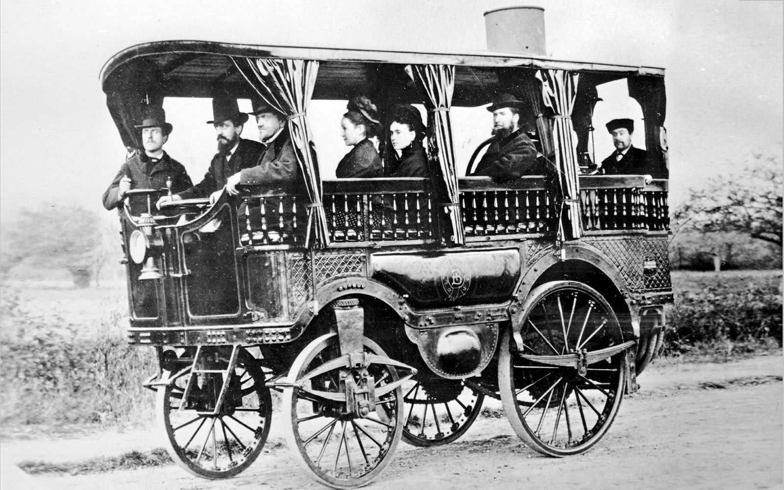 Паровой омнибус Amédée Bollée La Rapide. Машина 1881 года развивала почти 60 км/ч.