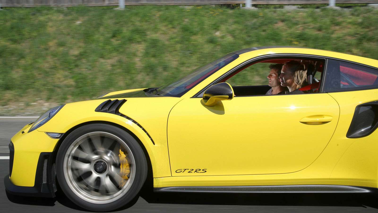 Не теннисом единым: Мария Шарапова прокатилась на самом быстром Porsche — фото 865284