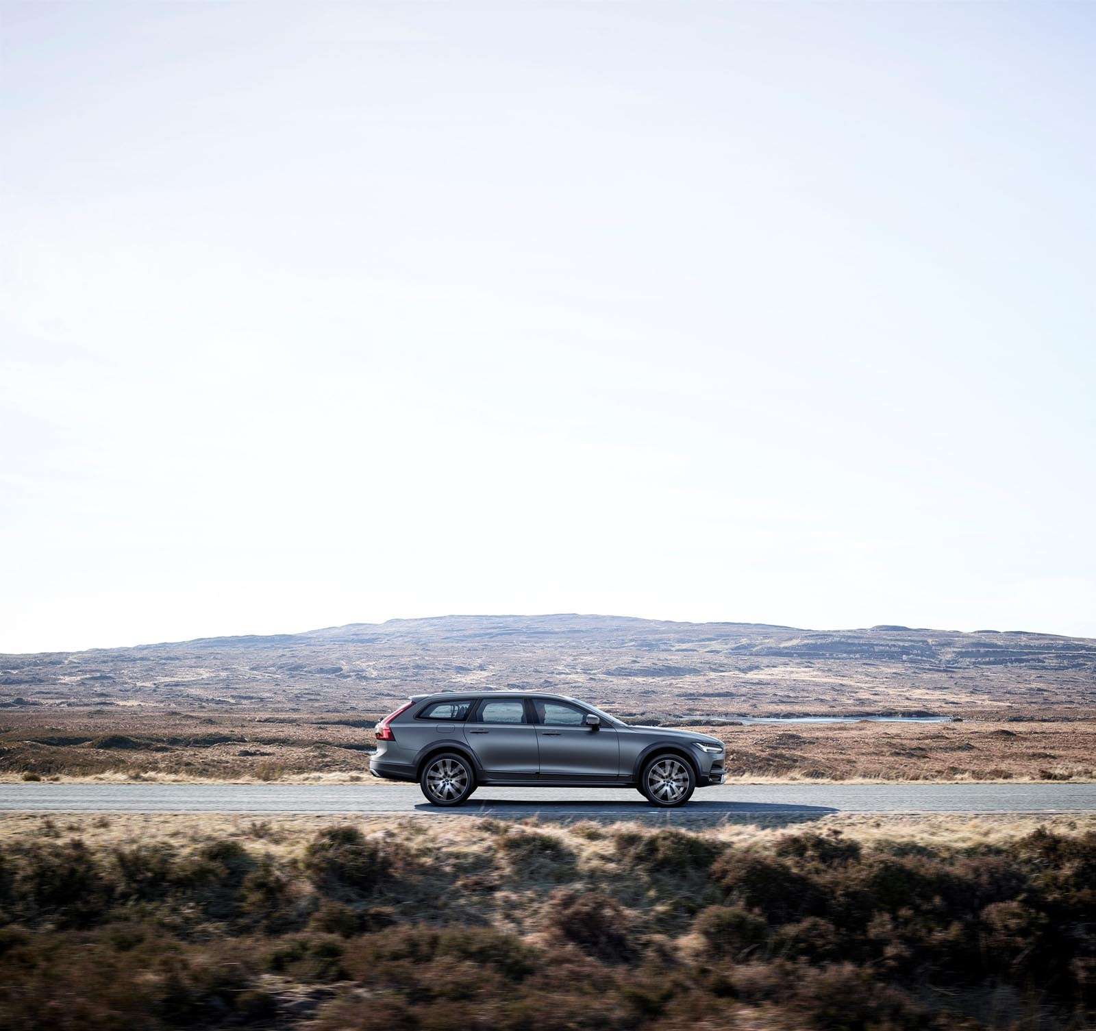 Volvo V90 Cross Country: старт российских продаж и рублевые цены — фото 674595