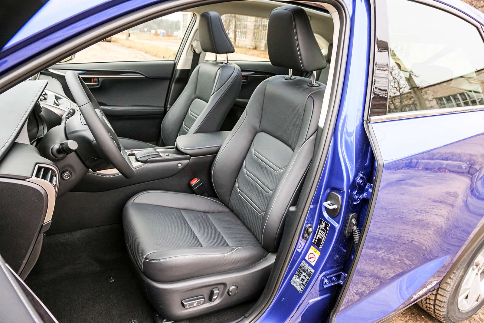 Безупречный профиль подушки и спинки, обогрев, вентиляция, функция памяти: водительское кресло NX 300h великолепно и понравится водителям любого роста и комплекции.