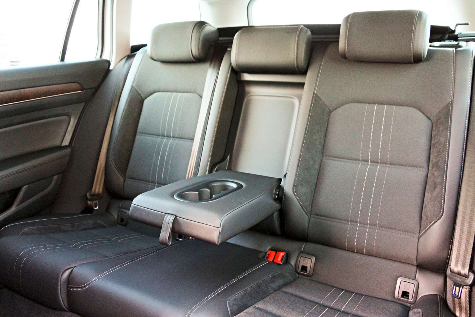 Volkswagen Passat Alltrack. Задний диван сформован под двоих, тем не менее трое пассажиров спокойно перенесут путешествие.