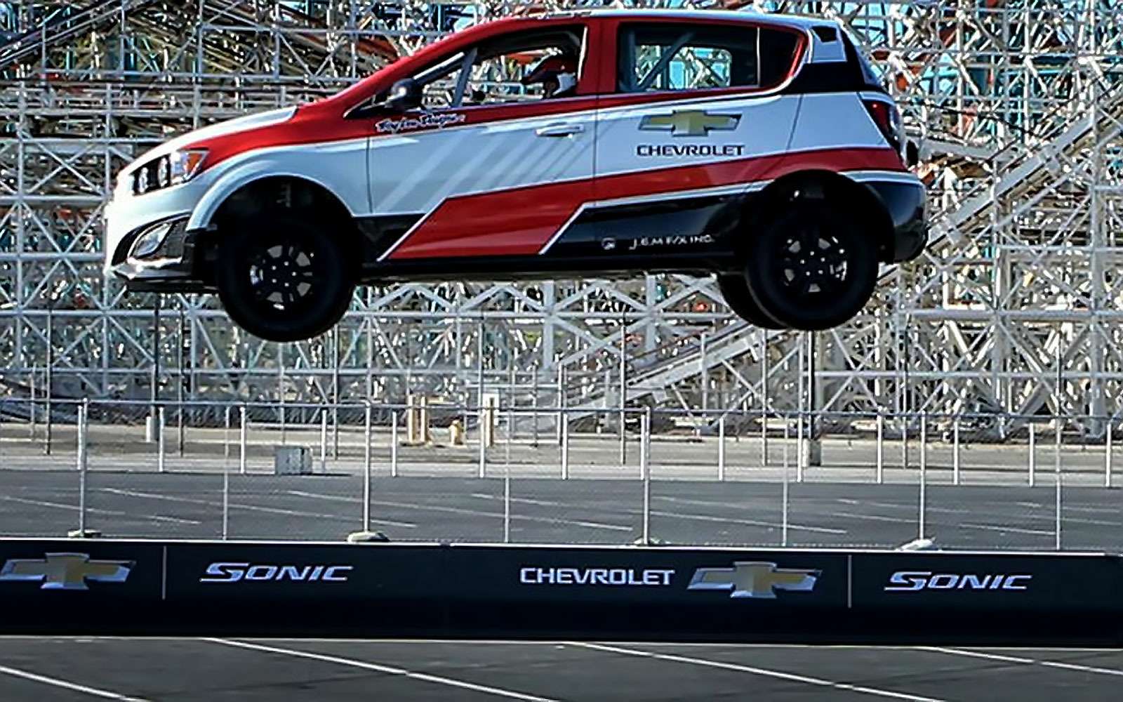 Прыжок на Chevrolet Sonic задним ходом, 1 февраля 2014 года.