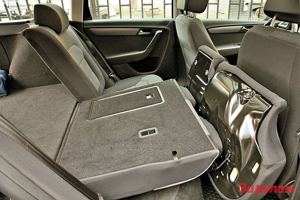 Чтобы получить ровный пол, подушки заднего сиденья можно откинуть вперед, при этом объем багажника возрастает до внушительных 1730 л 
