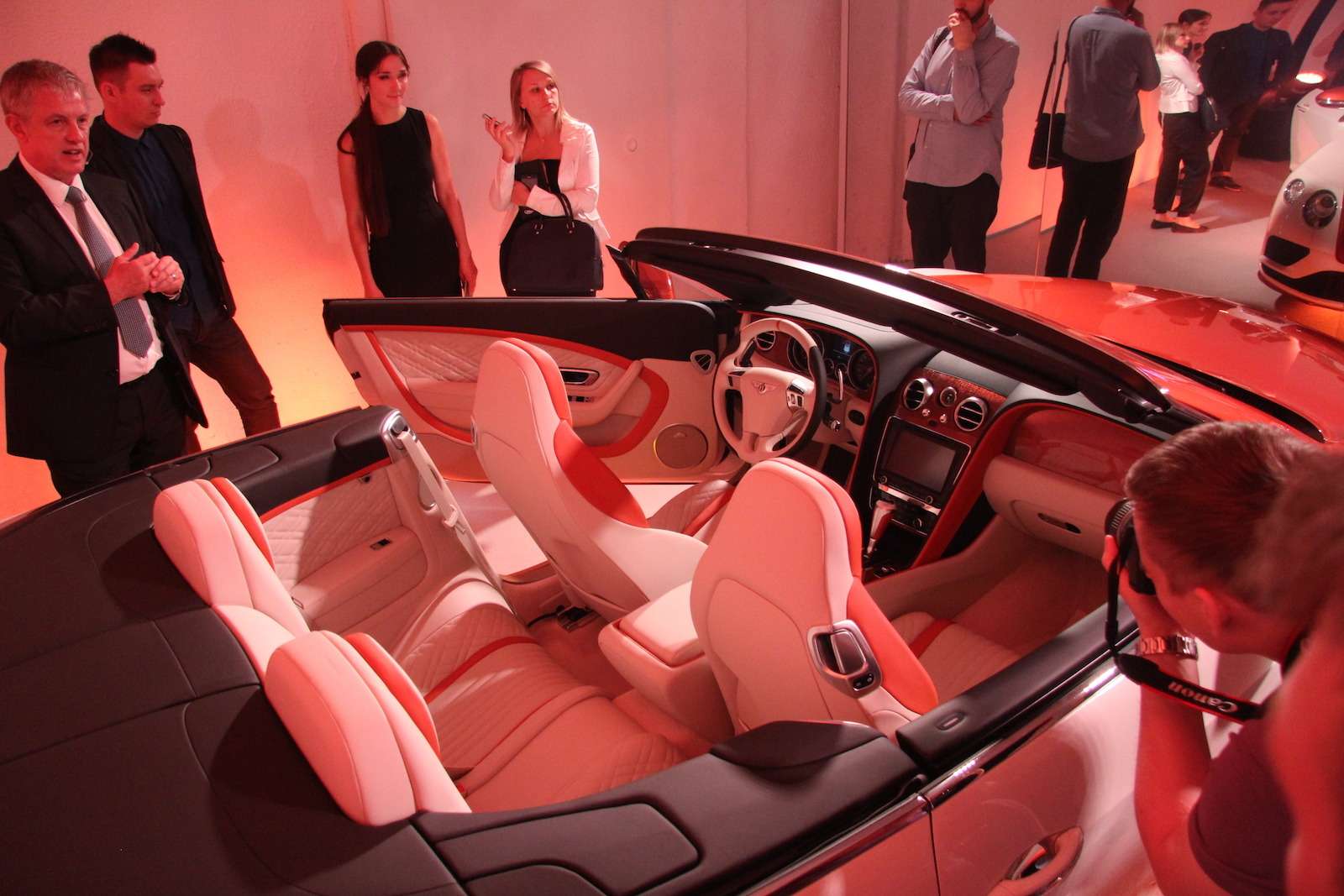 Интерьер эксклюзивного шоу-кара Bentley Orange Flame GTC, в экстерьере которого сочетаются два цвета - Orange Flame и Ghost White. Автомобиль был создан специально для мотор-шоу в Женеве - 2016.