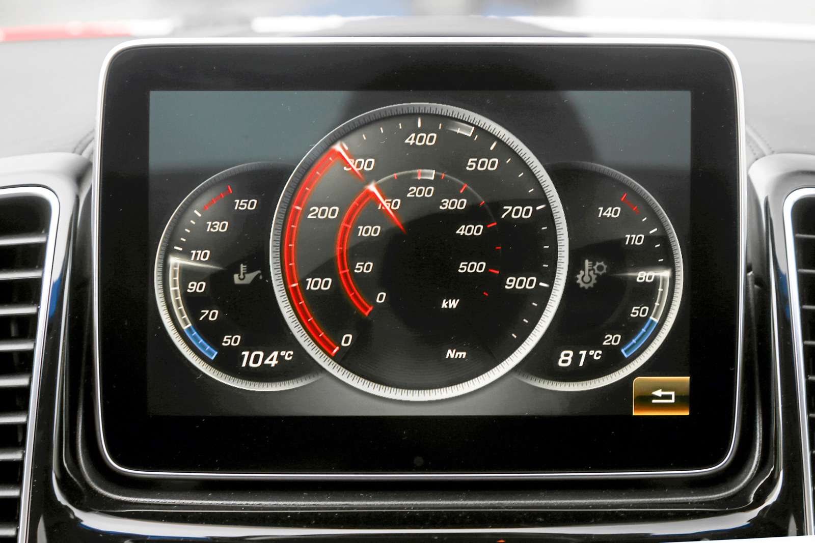 Mercedes-AMG GLE 63 S Coupe. Спортивные приборы показывают мощность, крутящий момент, температуру моторного масла и трансмиссионной жидкости.