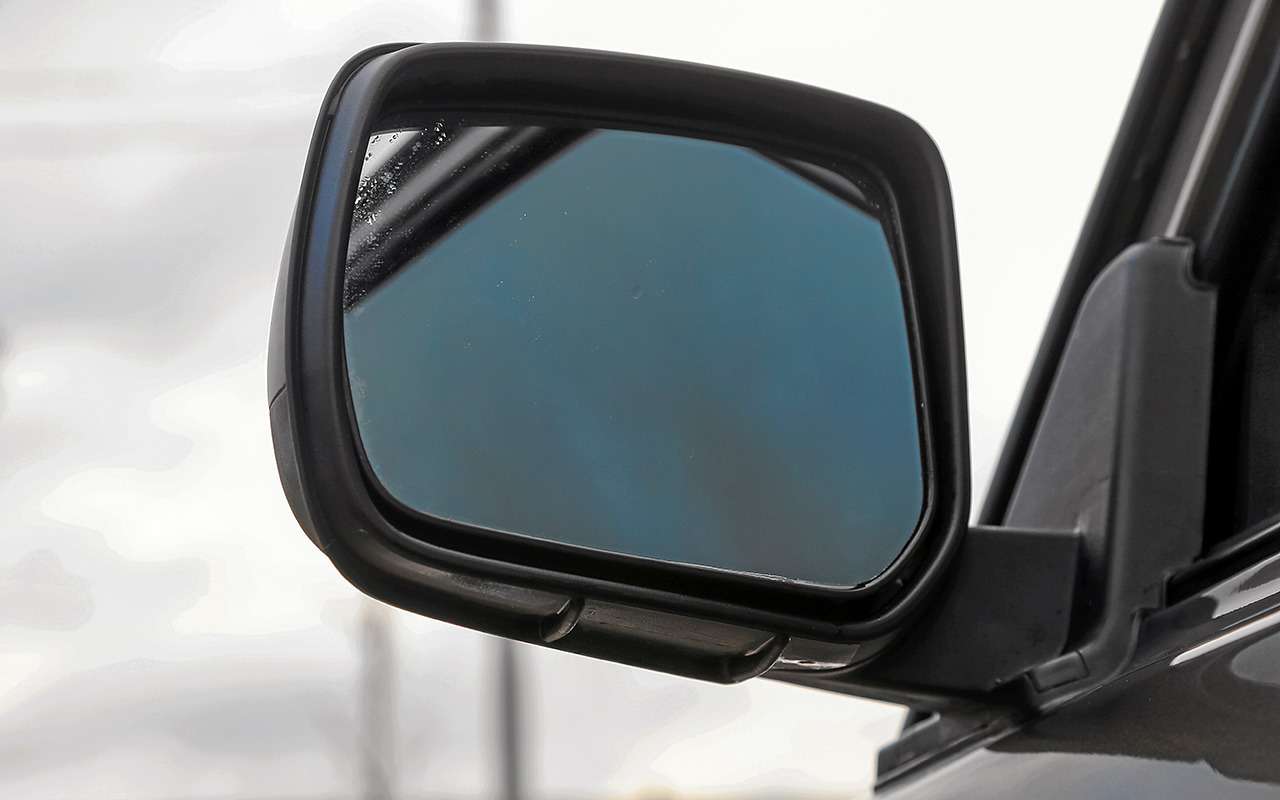 Зеркала обеспечивают отменный обзор и – о чудо! – при общей вибронагруженности машины не дрожат стекляшками.