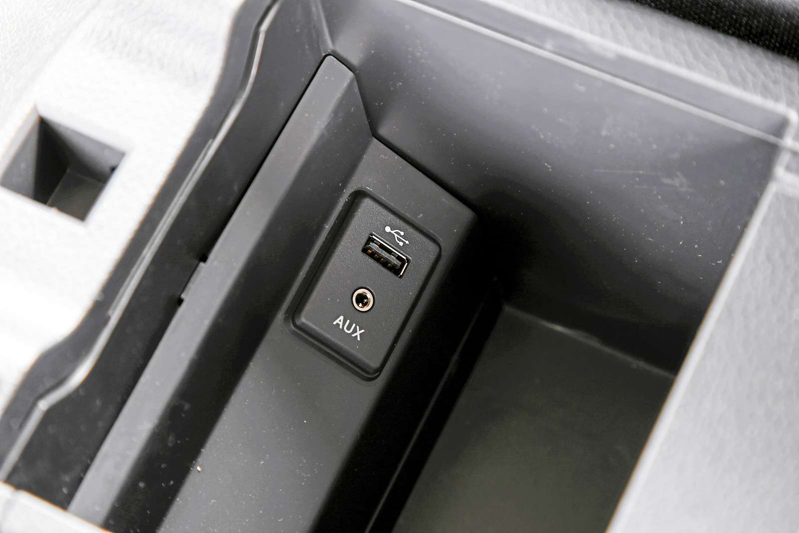 Nissan Sentra. Разъемы USB и AUX зачем-то упрятаны в бокс-подлокотник. Впрочем, на момент разработки Сентры так делали почти все производители.