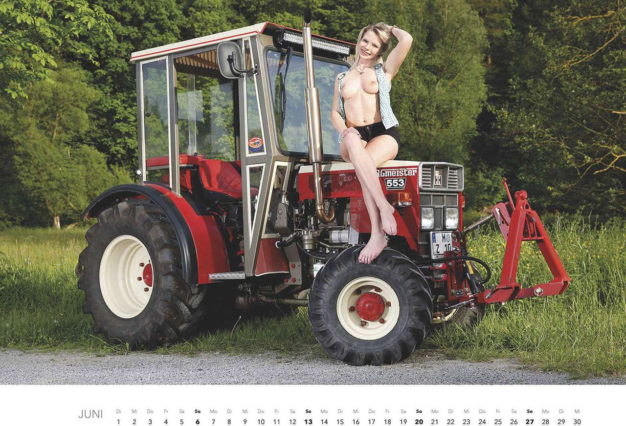 Первый календарь на 2021 год: не очень одетые трактористки (18+) — фото 1196284