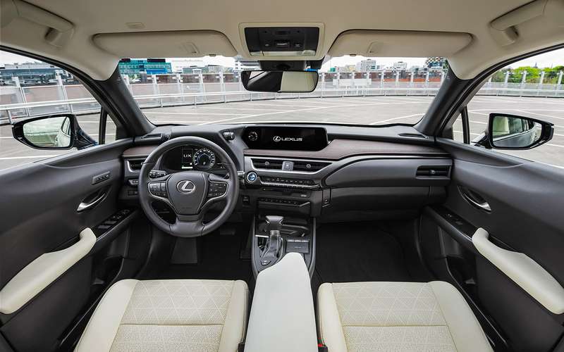 Новый кроссовер Lexus UX — первый тест-драйв