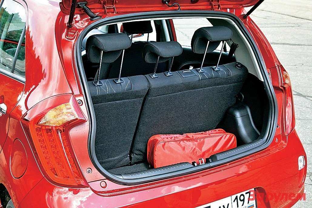 В «Пиканто» багажник оптимального размера, вот только полочку сверху почему-то не предусмотрели.