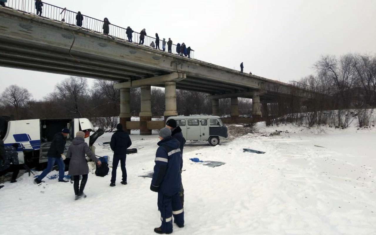 19 человек погибли в упавшем с моста автобусе — фото 1013523