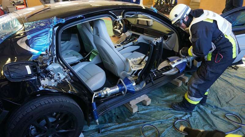 Потренировались на Porsche: пожарные распилили новенькую Панамеру