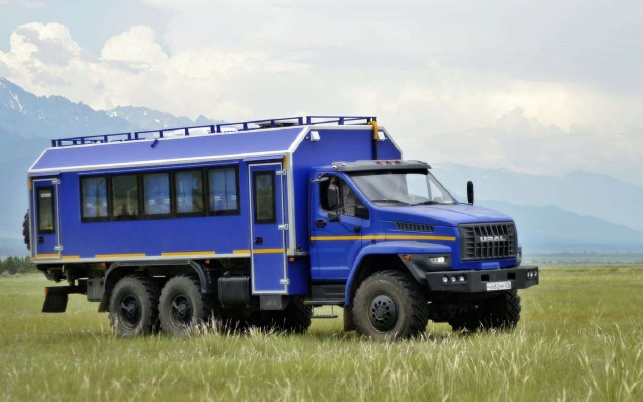 «Урал» показал автобус-внедорожник (с караоке) - фото 1263807