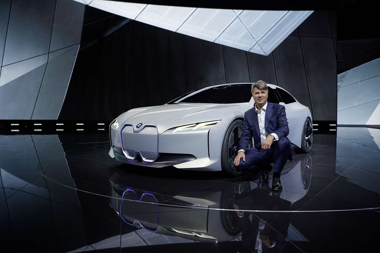 Глава BMW Group Харальд Крюгер не скрывает, что по мотивам BMW i Vision Dynamics будет создана серийная модель, которая займет нишу между i3 и i8.