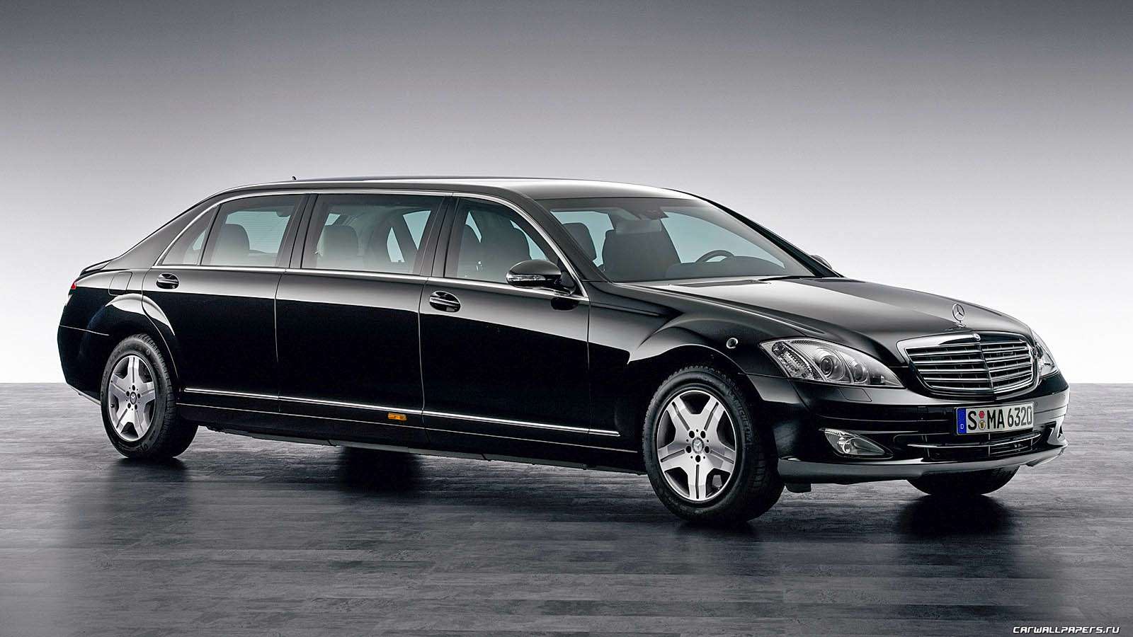 Основной служебный автомобиль белорусского президента, равно как и глав многих других стран – броневик Mercedes-Benz S600 Pullman Guard.