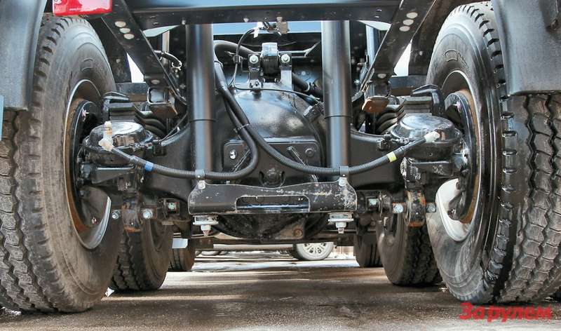 Клиренс под редукторами — чуть выше кромки диска колеса с шиной 295/80R22,5. Обратите внимание на амортизаторы  