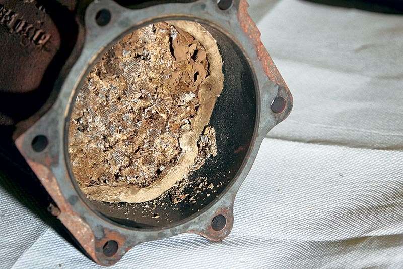 Из-за угара масла (мотор QG18) разрушается нейтрализатор, и частички керамики, попадая в цилиндры, стирают «хон».