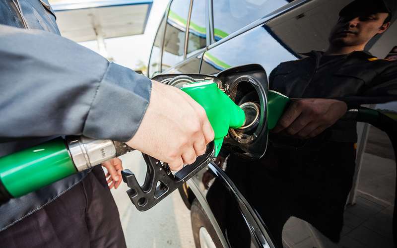 Заправил бензин в бак дизельного автомобиля — что будет и что делать?