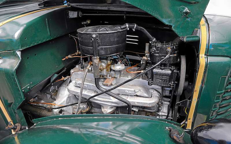 Старый нижнеклапанный двигатель объемом 5,6 л для ЗИС‑150 заметно усовершенствовали, подняв мощность до 90 л.с., а позднее и 95 л.с.
