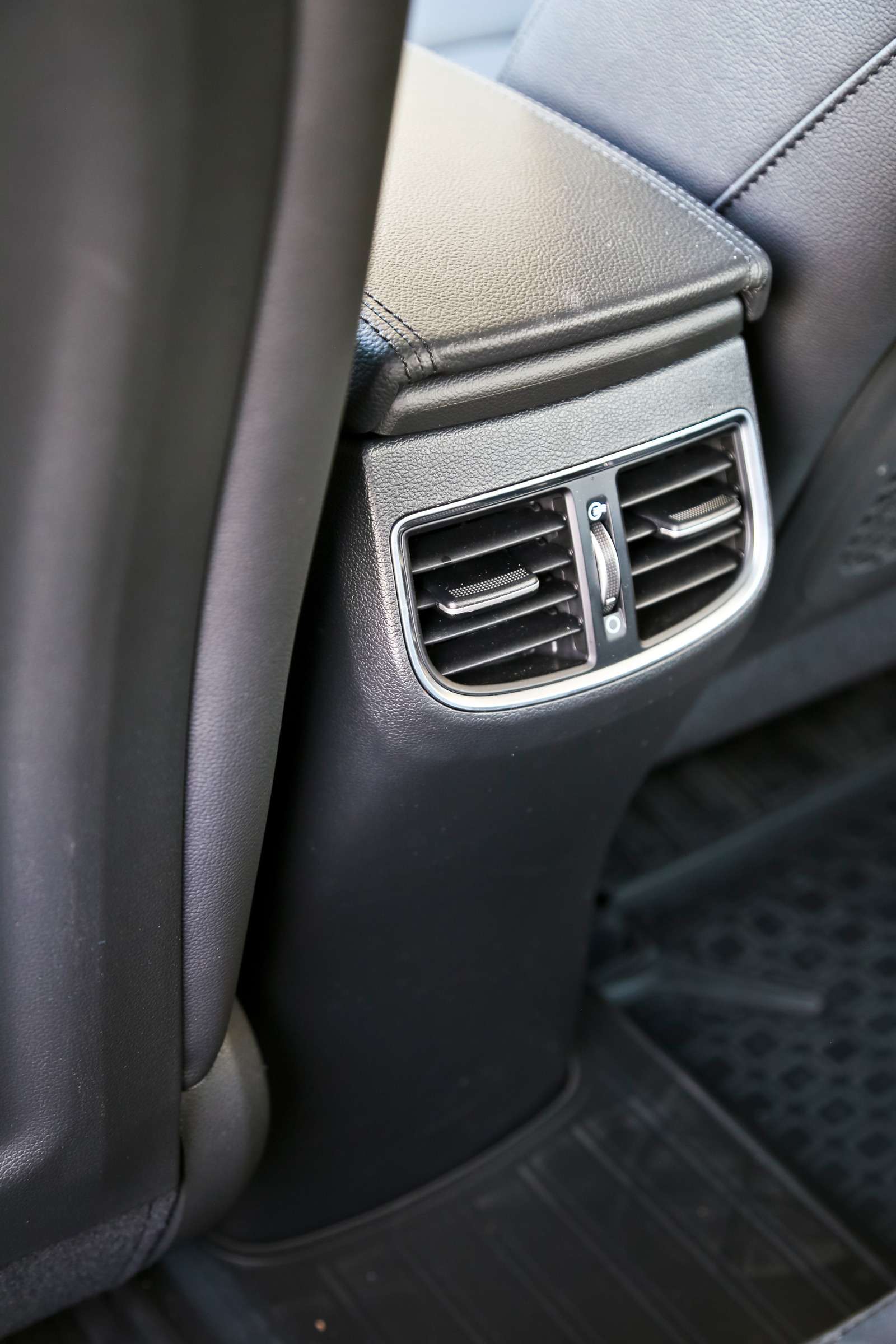 Машины в топ-версиях имеют обогрев задних сидений.