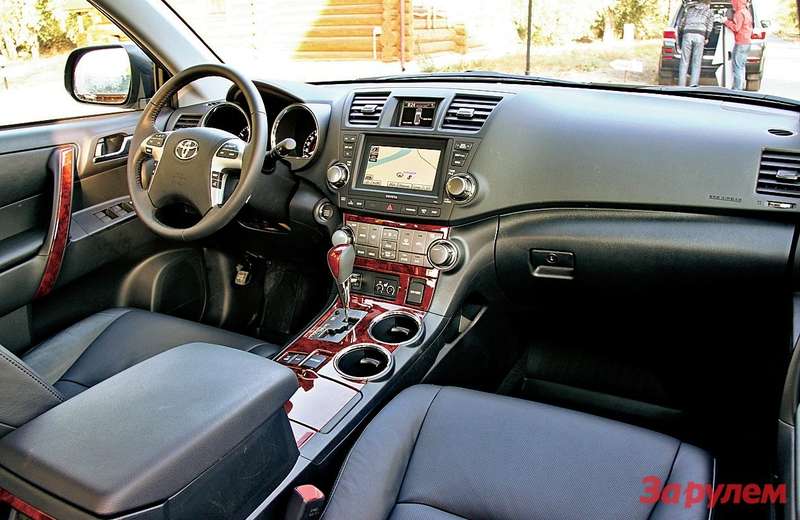 Toyota Highlander: Кожаный салон и руль, полный набор подушек безопасности, трехзонный климат-контроль, доступ в автомобиль без ключа, Bluetooth, USB — все это есть в двух предлагаемых комплектациях «Престиж» и «Люкс». В более дорогой версии — навигация с 7-дюймовым монитором и жестким диском, на который можно записывать аудиофайлы.