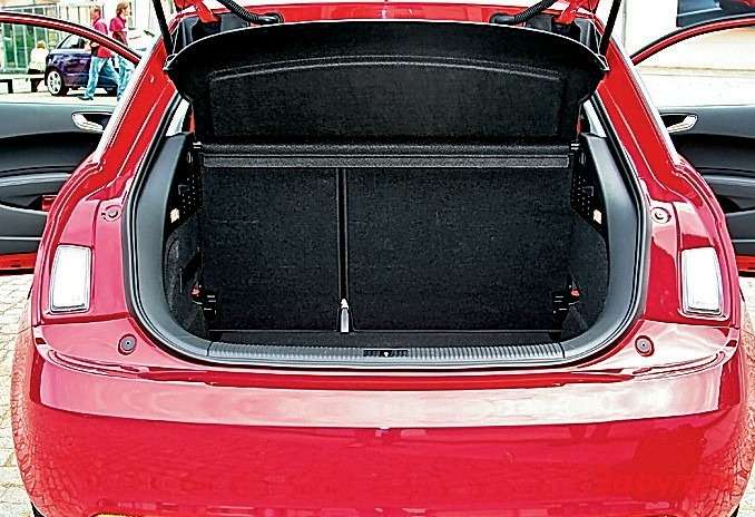 Багажник небольшой. В полу – ремкомплект для шин. Может, на наш рынок дадут хотя бы докатку?