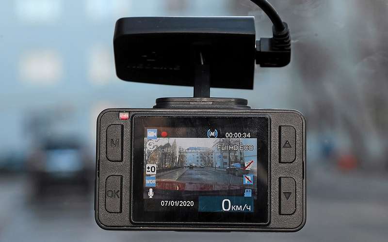 8 видеорегистраторов: с одной и с двумя камерами — какой лучше?