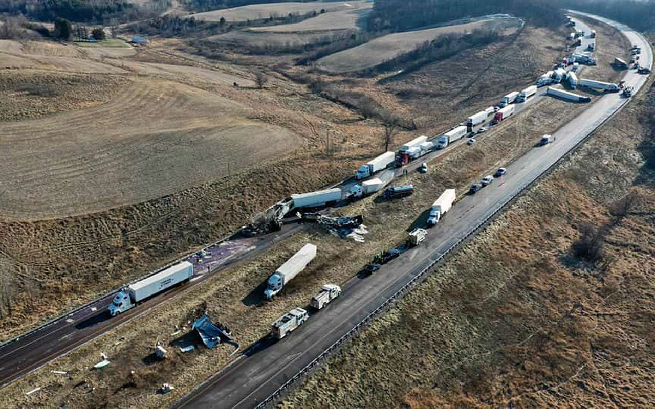 Массовая авария — более 40 машин закупорили шоссе — фото 1302748