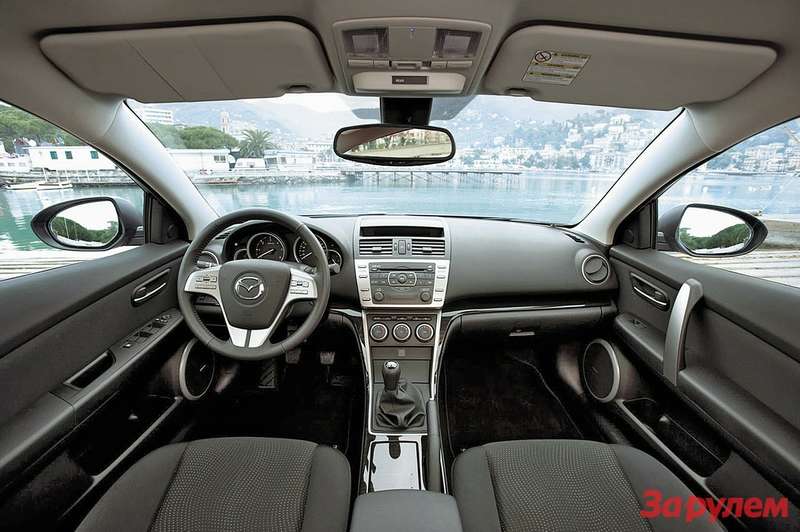 Mazda6 с базовым мотором 1,8 л оснащалась исключительно 5-ступенчатой механической коробкой передач. А двухзонный климат-контроль был доступен с варианта Touring