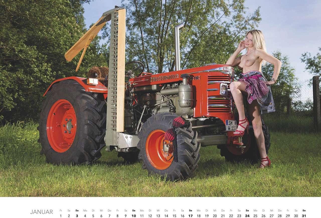 Первый календарь на 2021 год: не очень одетые трактористки (18+) — фото 1196277