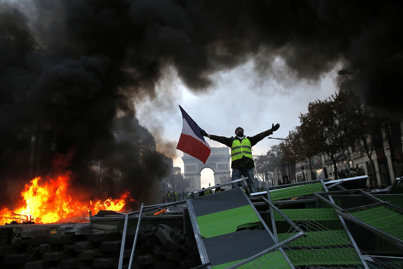 Как французы протестуют против роста цен на топливо: баррикады против водометов — фото 926174