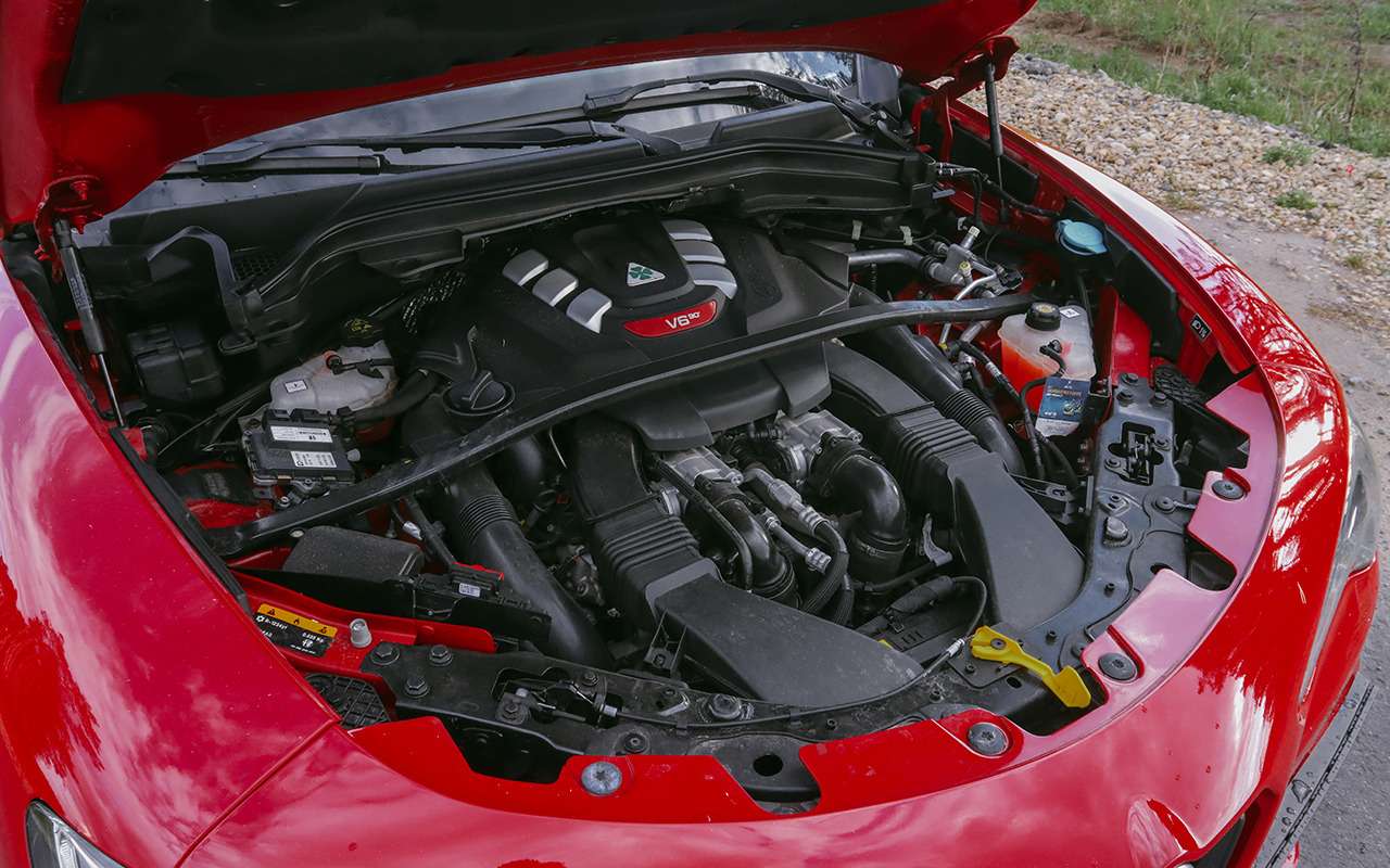 Гордость Quadrifoglio скрыта под капотом – битурбомотор V6 модели F154 от Ferrari.