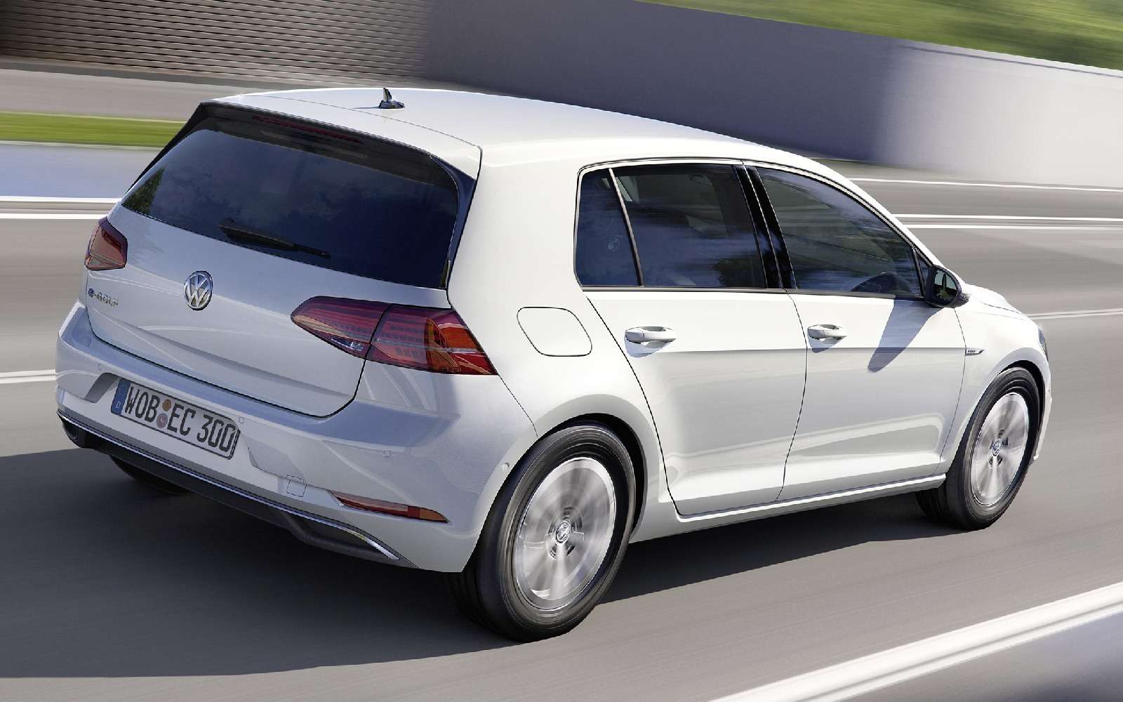 Озеленитель имиджа: Volkswagen обновил электромобиль e-Golf — фото 665349