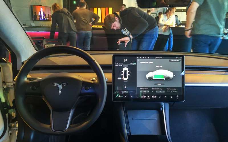 В России начали прием заказов на Tesla Model 3: цены объявлены