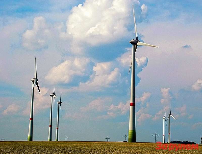 Энергию ветра здесь используют с давних времен. Поля современных ветряков — характерная деталь пейзажа.
