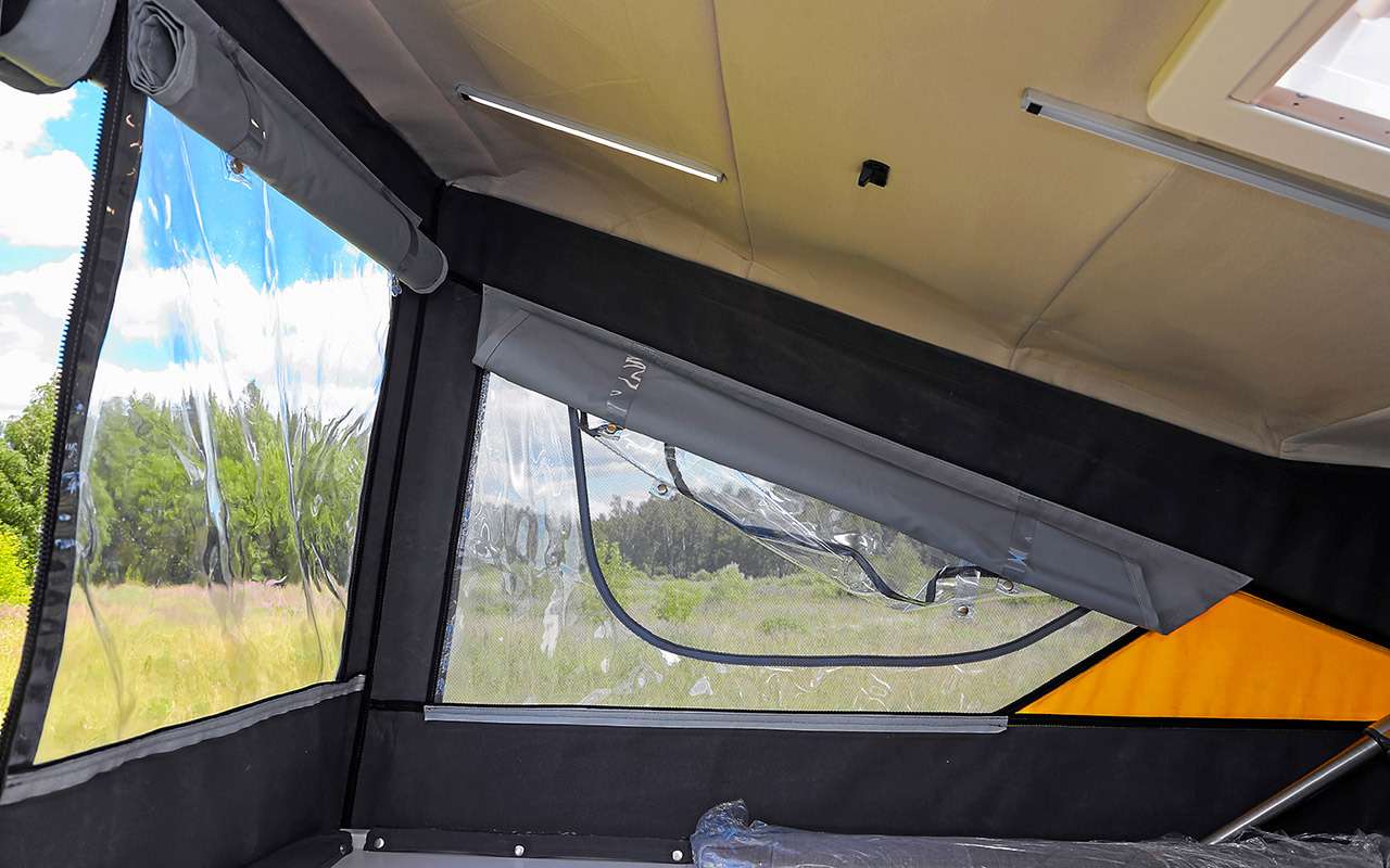 В боковинах автодома – продуманные окна. Три в одном: москитная сетка, прозрачное «окно», непрозрачная шторка для сна.