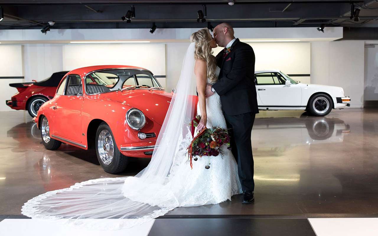 Фанаты Porsche поженились в Cayenne на ходу — фото 913300
