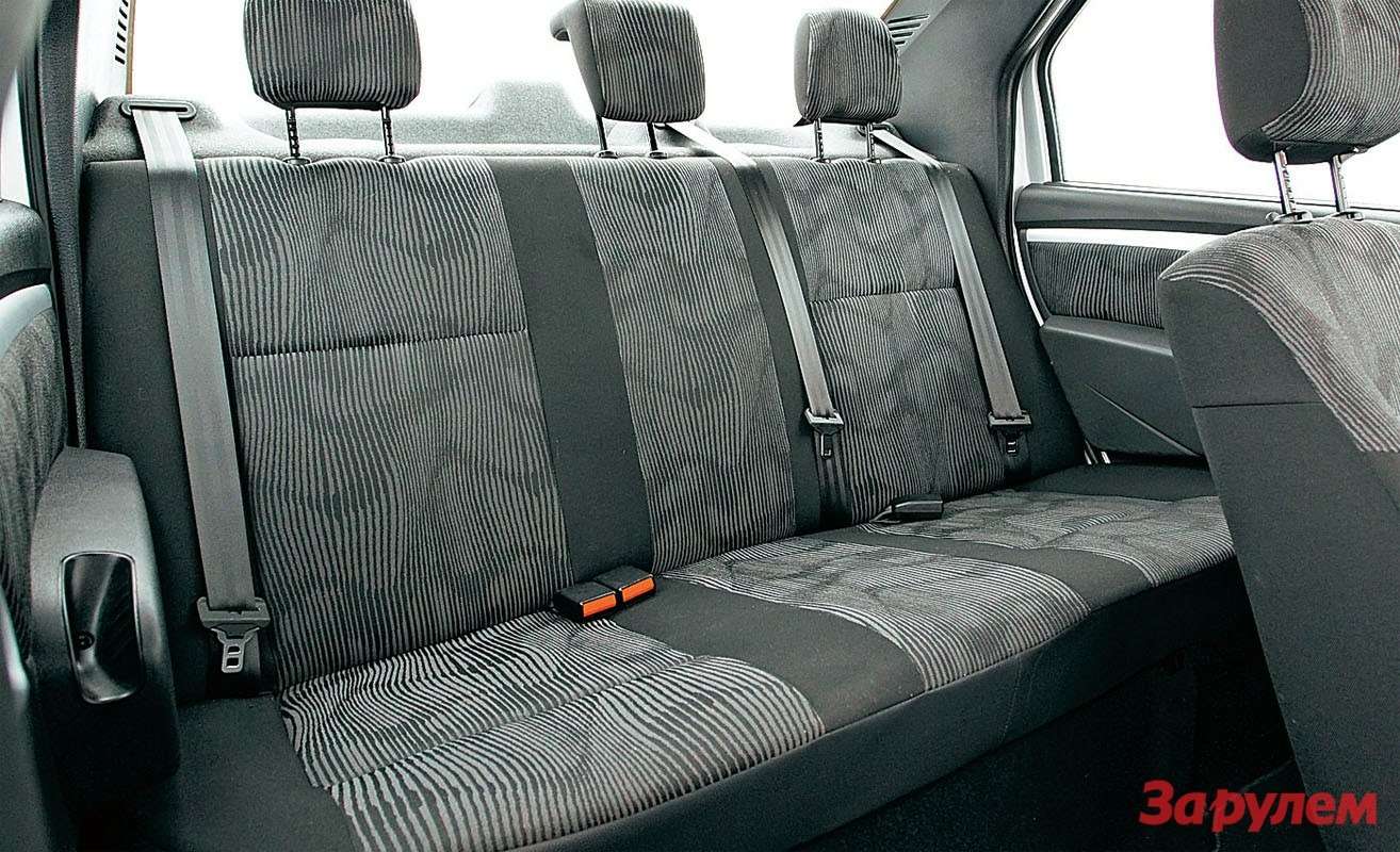 Задний диван — самый просторный. По запасу пространства «Логан» даст фору авто классом выше.