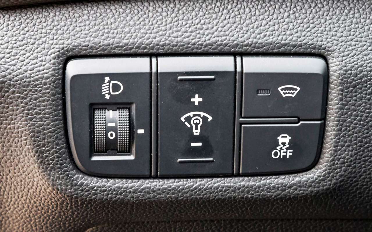 Слева от водителя – кнопка отключения противобуксовочной системы.