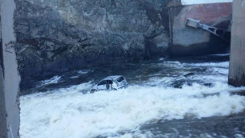 В Свердловской области нетрезвый водитель съехал с моста в реку — фото 745591