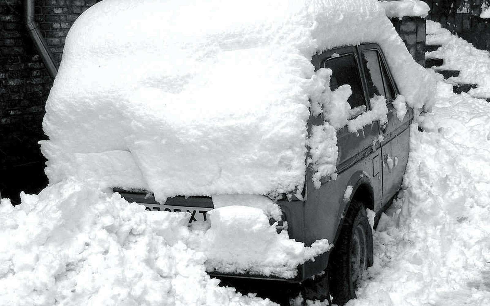 очистка автомобиля от снега