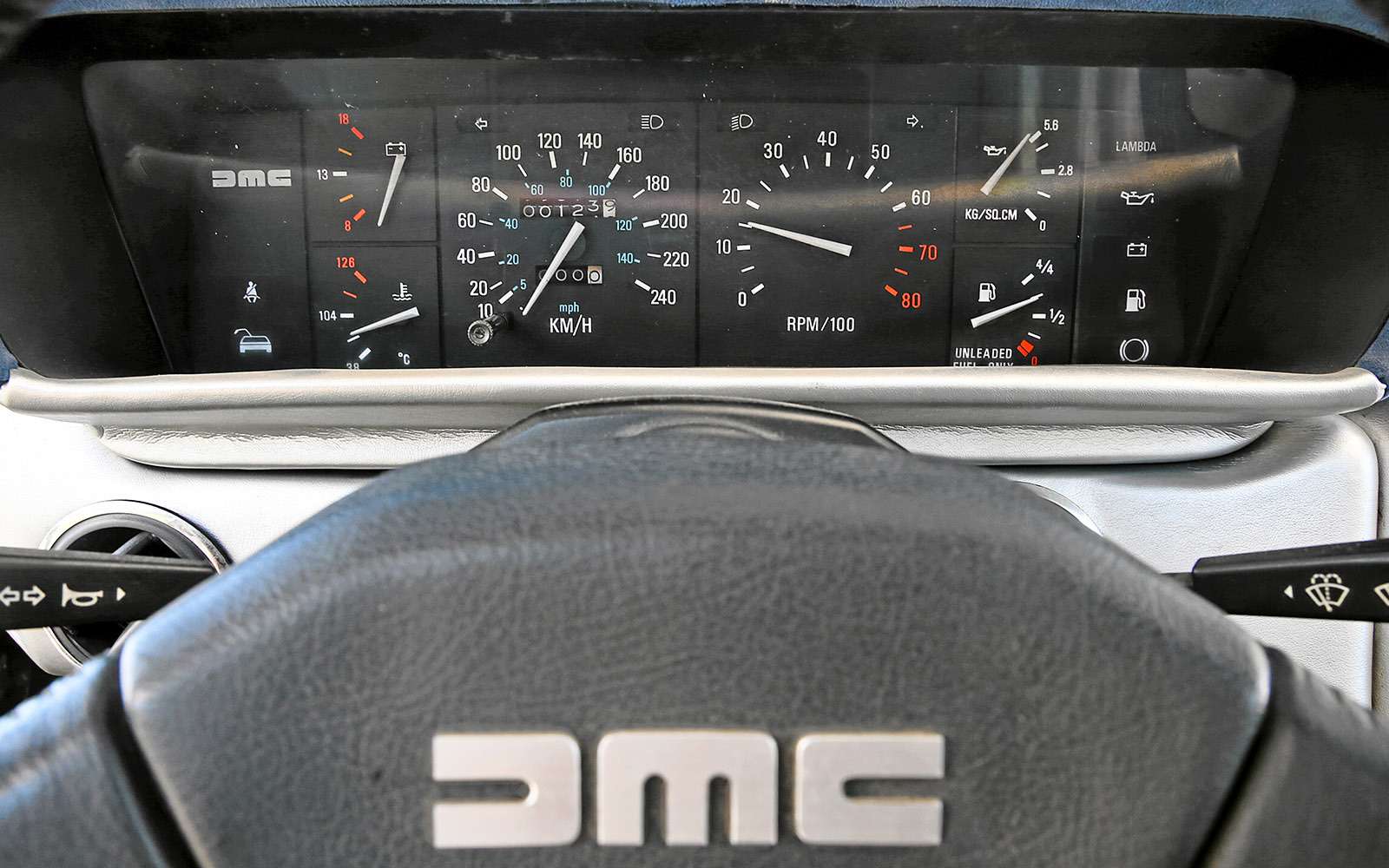 BMW i8 и DeLorean DMC-12 — вперед в будущее — фото 637017